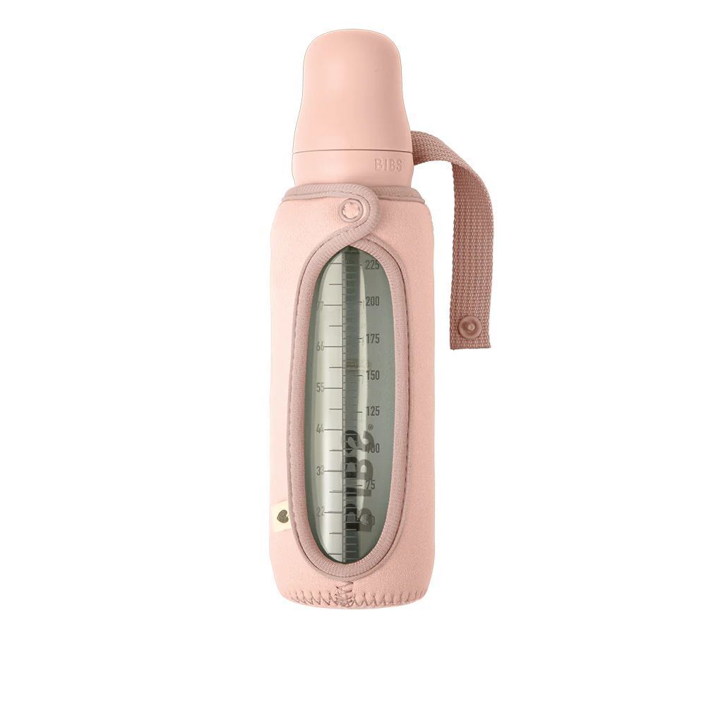 Rosa Babyflaschenhalter mit Flasche. Flasche mit Messskala. Trageschlaufe und Knopfverschluss. Kleines Logo.