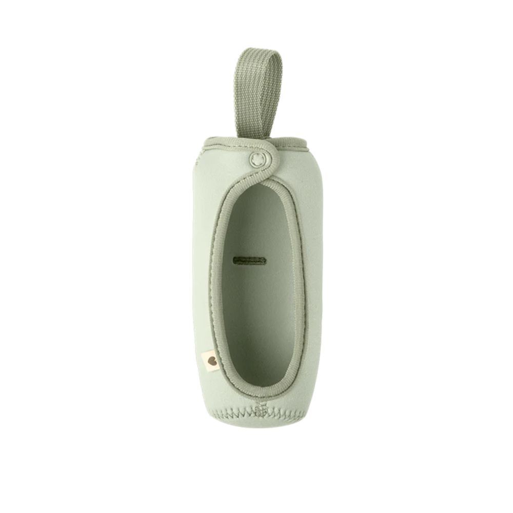 Housse de protection pour biberon, vert clair. Avec boucle de transport et fermeture à bouton-pression. Découpe pour la bouteille. Détail du logo.