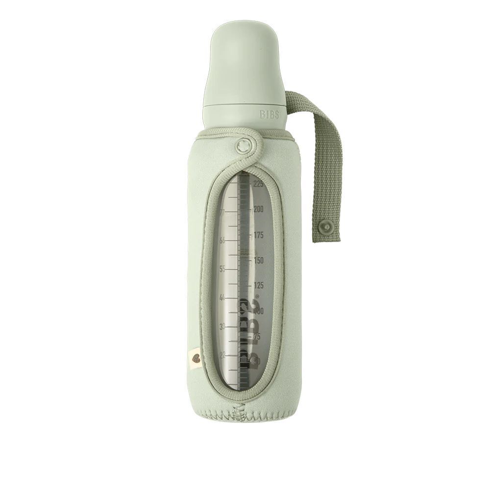Housse de protection pour biberon vert clair avec bouteille insérée. Bouteille avec échelle de mesure. Boucle de transport et fermeture à bouton-pression.