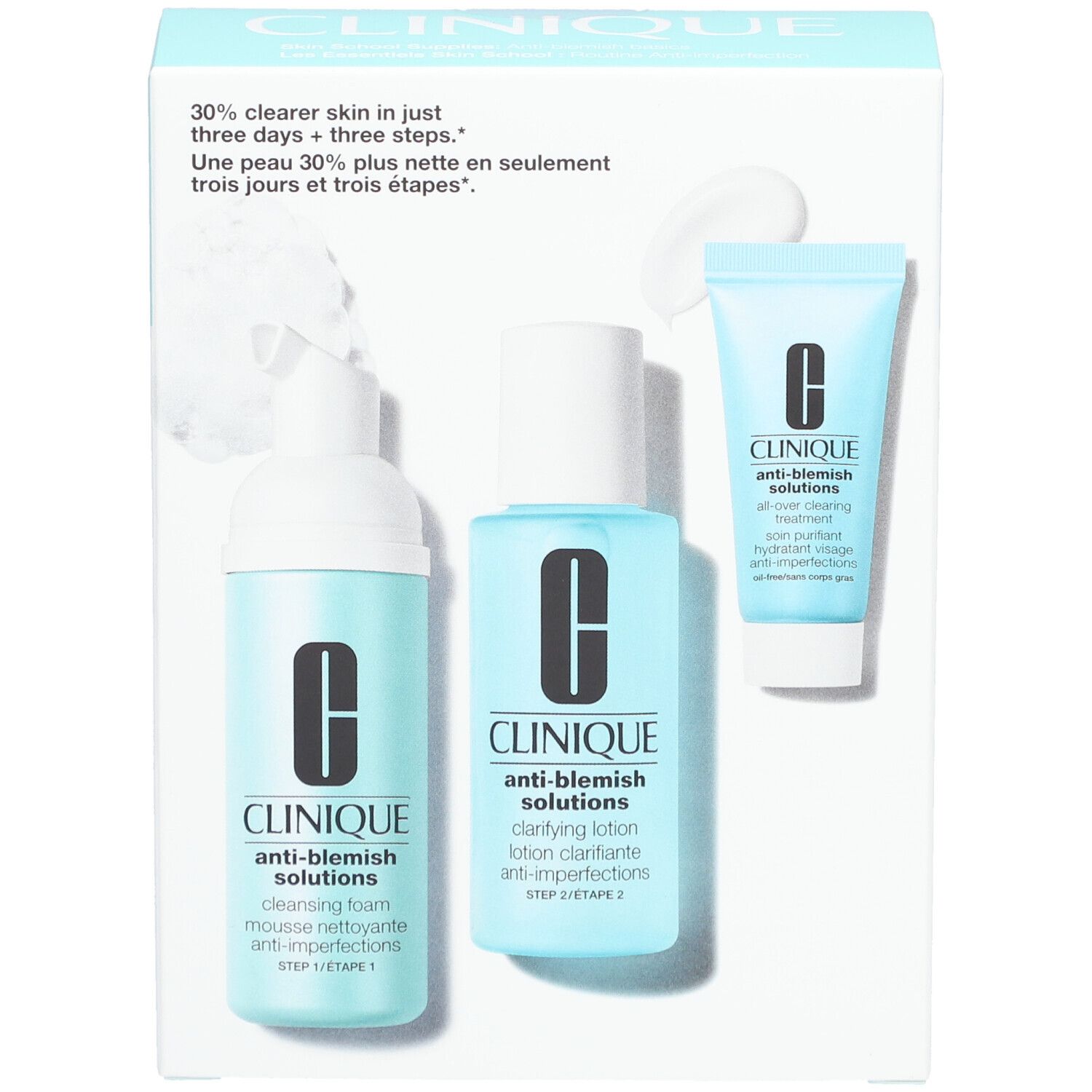 Verpackung mit drei Clinique Anti-Blemish Produkten. Text: 30% klarere Haut in drei Tagen. Skin School. Hellblaue Verpackung.