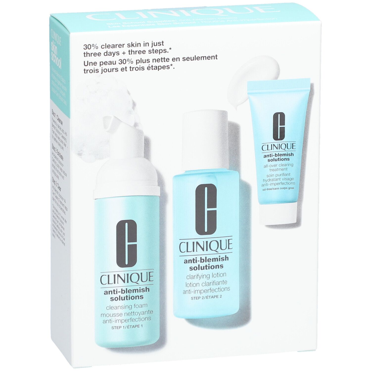 Verpackung mit drei Clinique Anti-Blemish Produkten. Text: 30% klarere Haut in drei Tagen. Skin School. Hellblaue Verpackung.