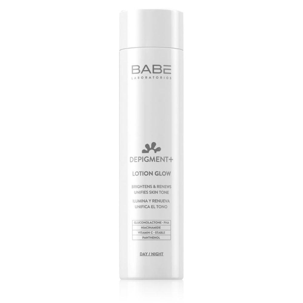 Flacon blanc avec logo BABÉ et nom du produit. Texte: Depigment+ Lotion Glow. Contient PHA, niacinamide, vitamine C stable et panthénol.