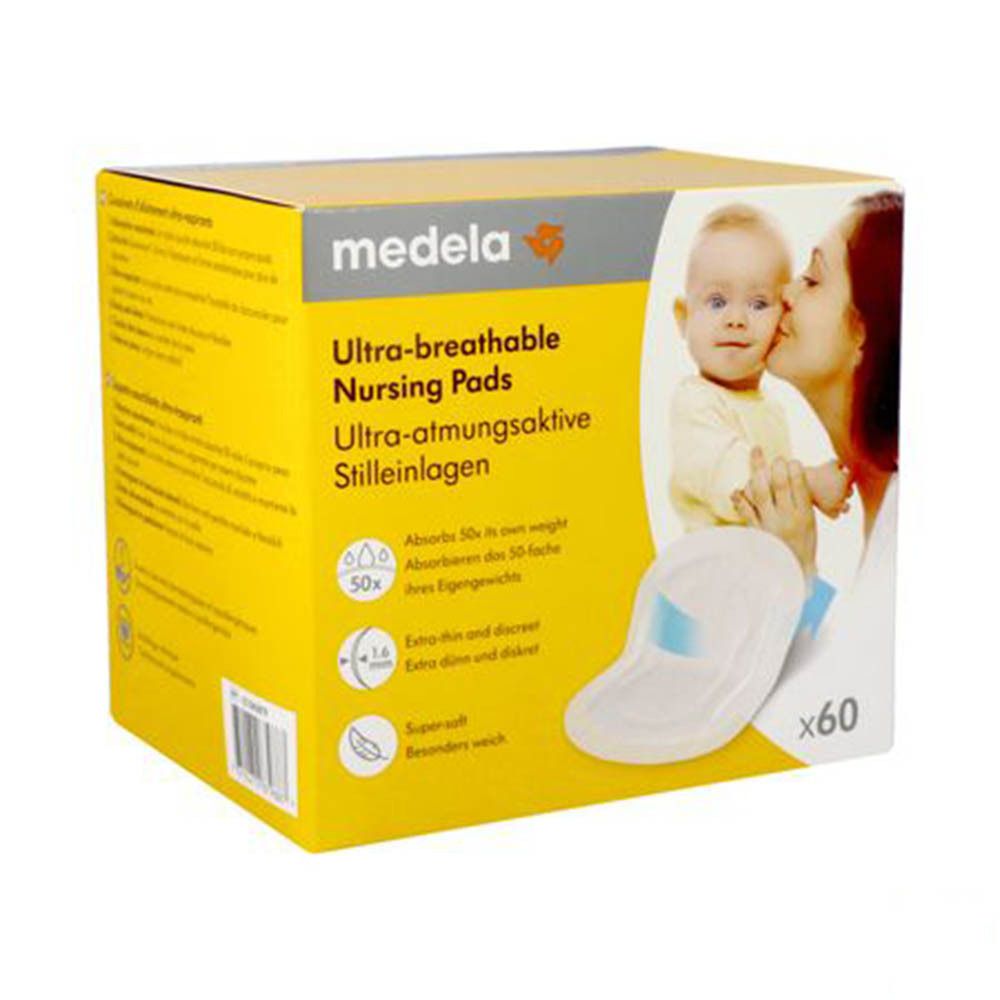 Gele doos met zoogcompressen. Merk Medela. Opschrift: Ultra-ademend, 60 stuks. Afbeelding: Moeder kust baby.