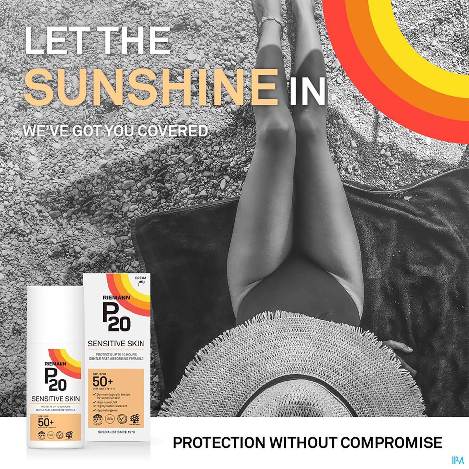 Publicité avec flacon et emballage P20 Sensitive Skin Crème Solaire SPF50+ sur la plage.