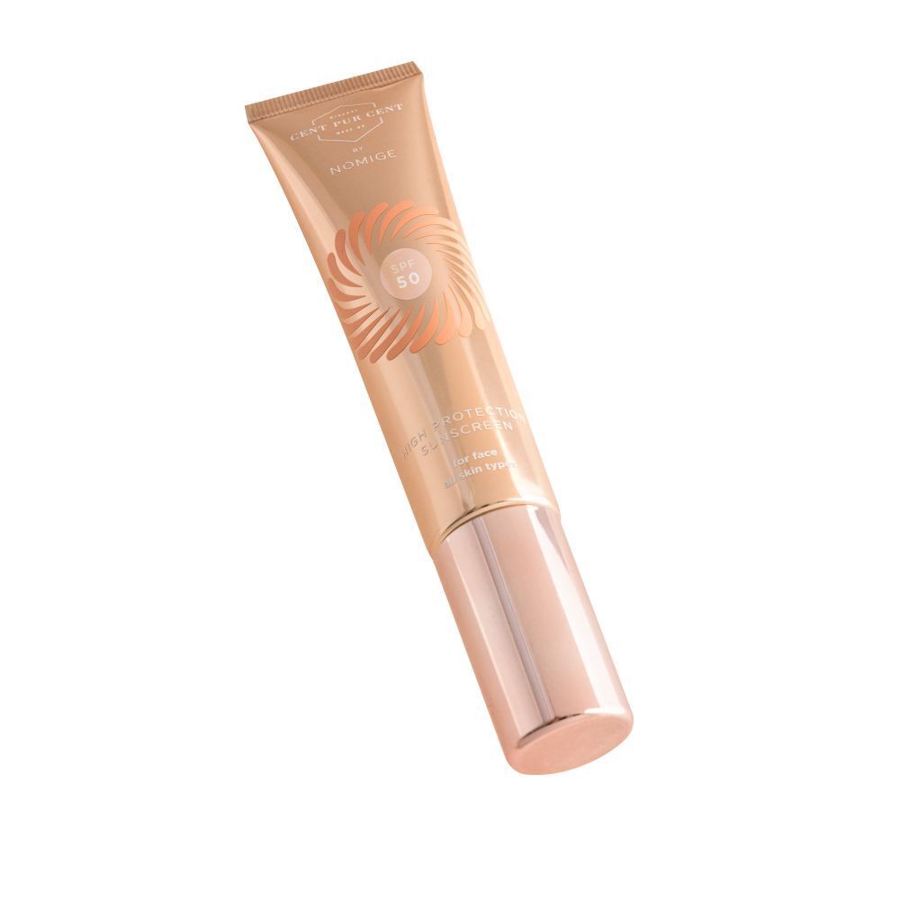 Tube beige et rose doré. Inscription SPF 50. Nom du produit non visible.