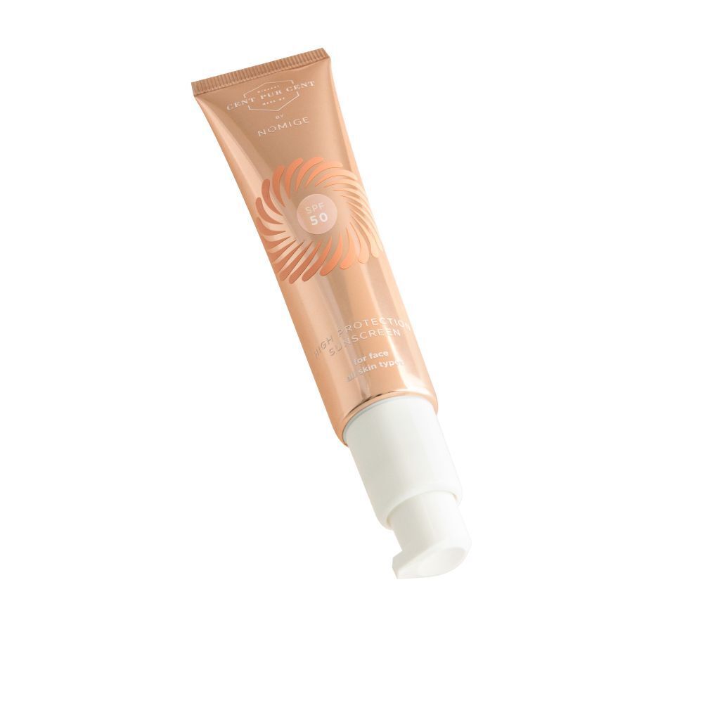 Tube beige avec pompe blanche. Inscription SPF 50. Nom du produit non visible.