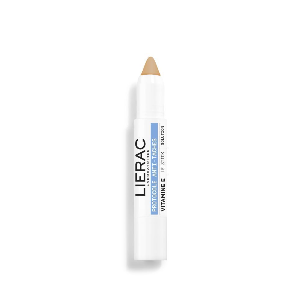 Stick blanc avec embout beige. Inscription bleue : Lierac, Protocole Anti-Taches, Vitamine E, Le Stick, SPF50.