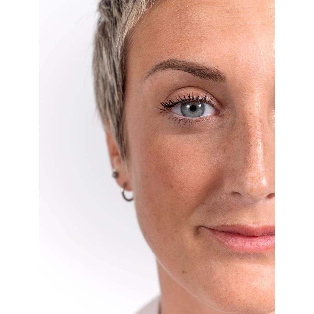 Portrait d'une femme avec un œil bleu. Elle porte du mascara.