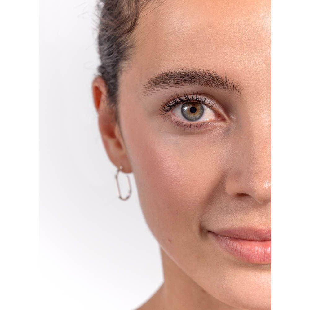 Portrait d'une femme. Elle porte du mascara.