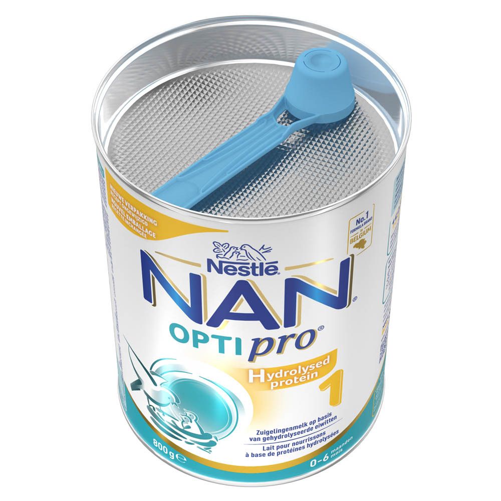 Boîte NAN Optipro 1, ouverte. Cuillère doseuse à l'intérieur. Désignation du produit visible.