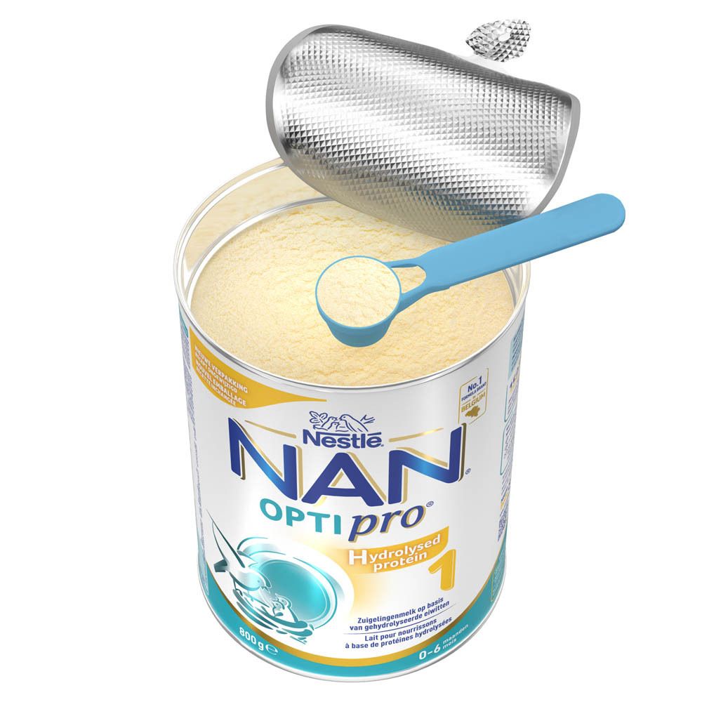 Boîte NAN Optipro 1, ouverte. Poudre et cuillère doseuse visibles. Désignation du produit.