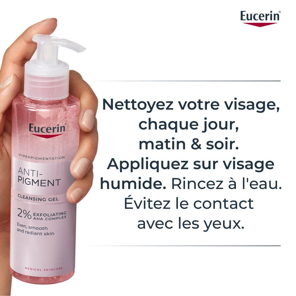 Femme avec produit. Texte: Nettoyez votre visage, chaque jour, matin & soir.