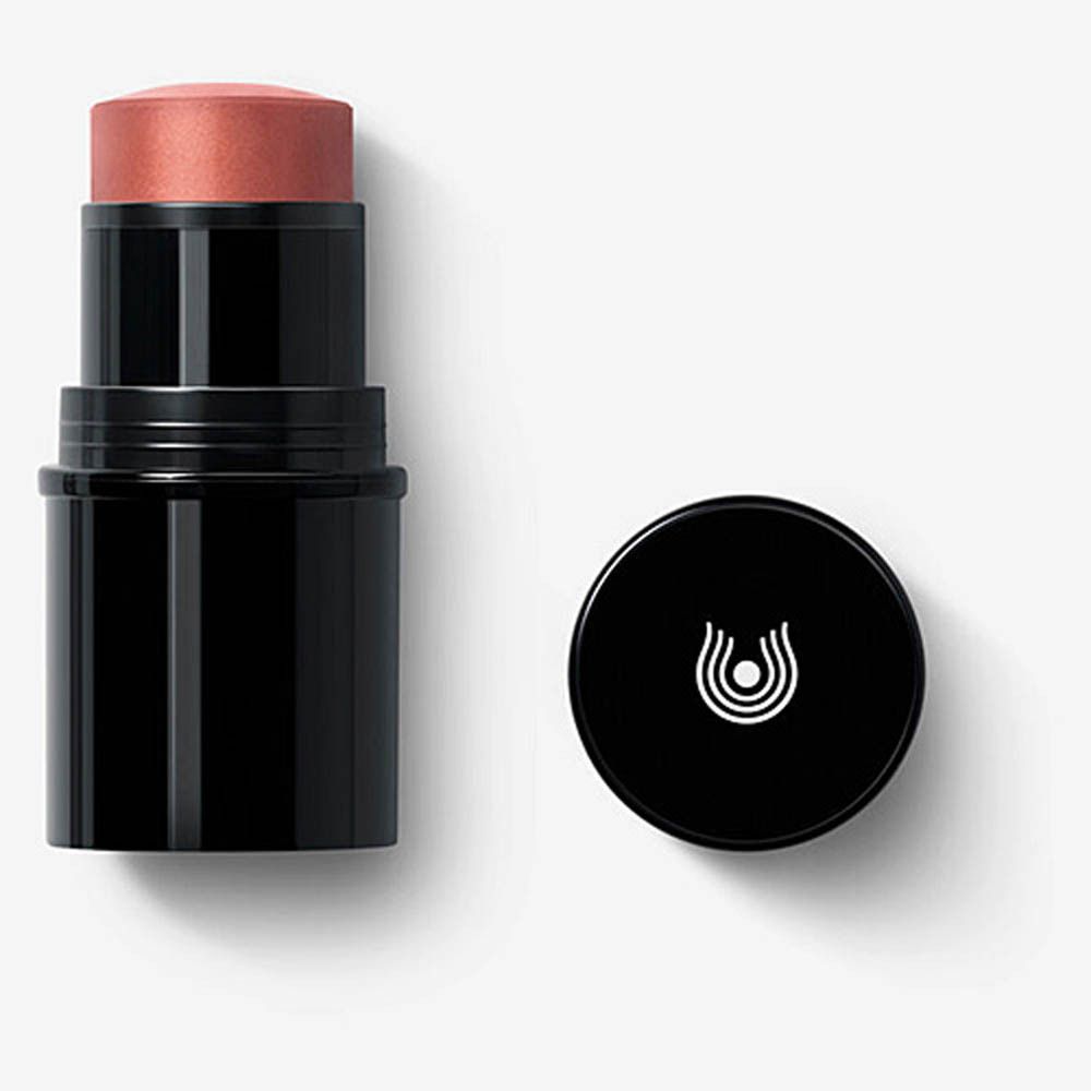 Zwarte lip- en wangstick met roze product. Zwart deksel met logo. Op lichte achtergrond.