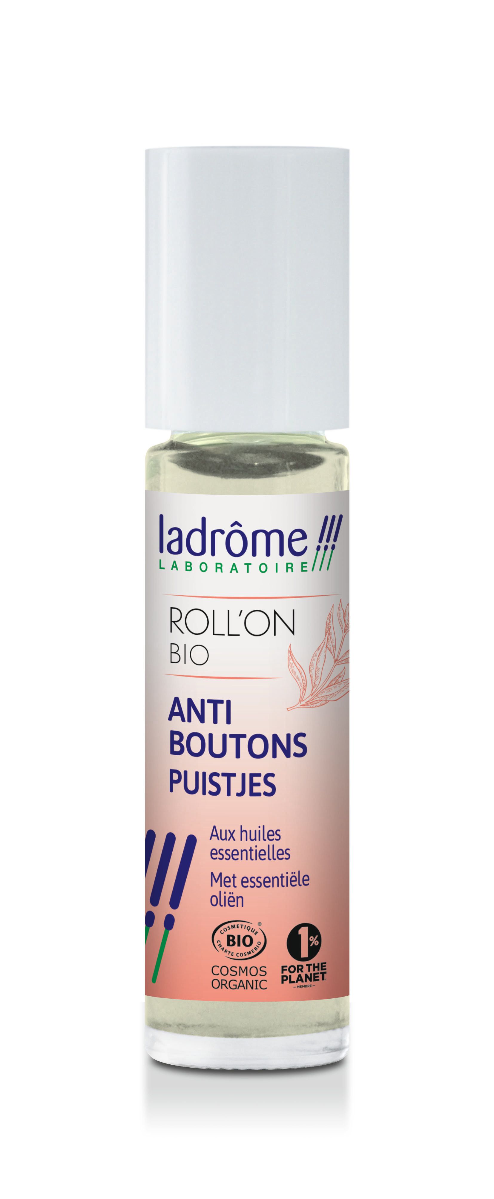 Roll-on transparent avec bouchon blanc. Inscription: Roll'on Anti-Boutons, Bio. Aux huiles essentielles. Certification COSMOS ORGANIC.
