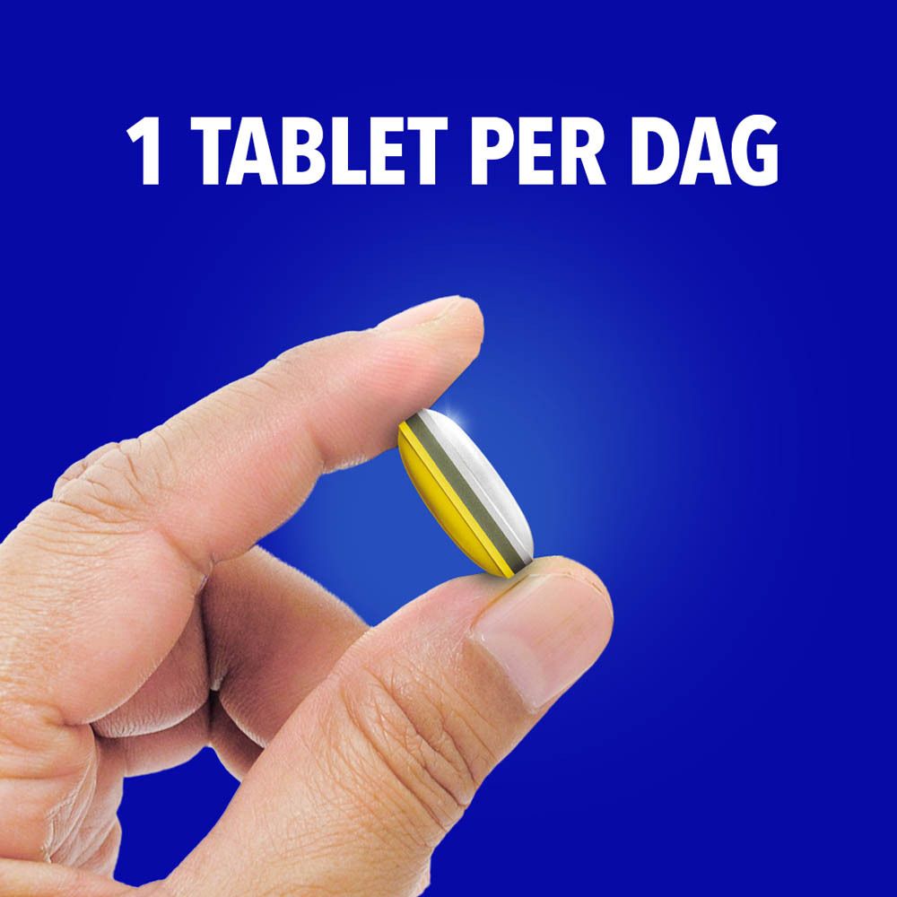 Hand houdt tablet vast. Tekst: 1 tablet per dag.