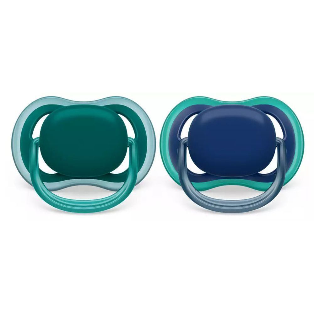 Twee fopspenen, groen en blauw, met ringvormige schilden. Grote openingen voor luchtcirculatie.