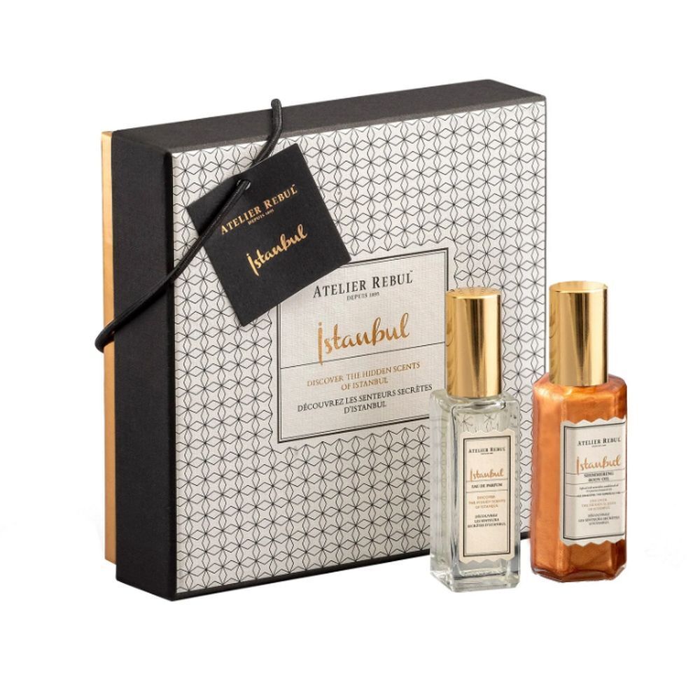 Coffret cadeau avec deux flacons et une boîte. "Istanbul" et "Atelier Rebul" sont visibles sur la boîte.