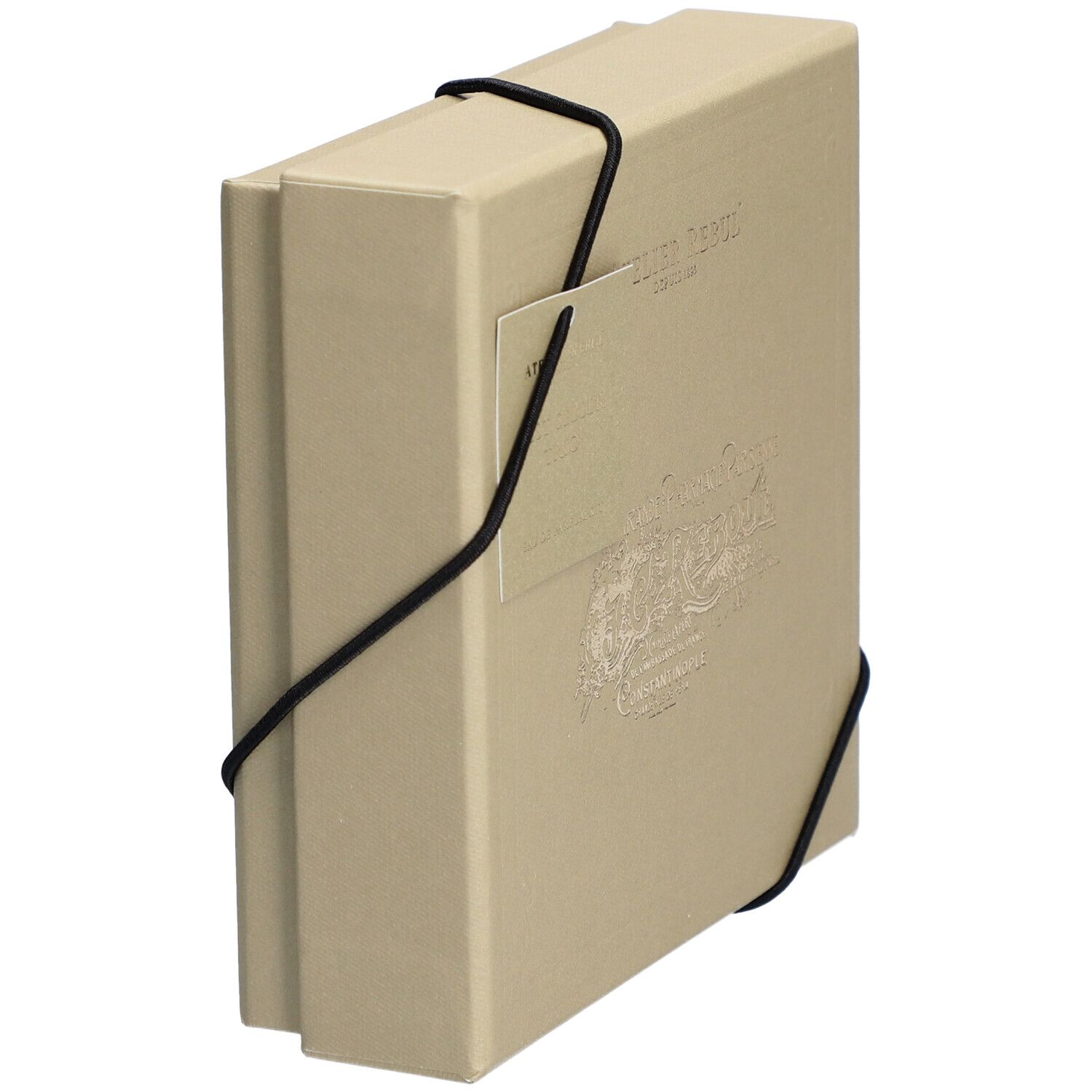 Coffret beige, vue latérale. Élastique noir. Inscription : Atelier Rebul.
