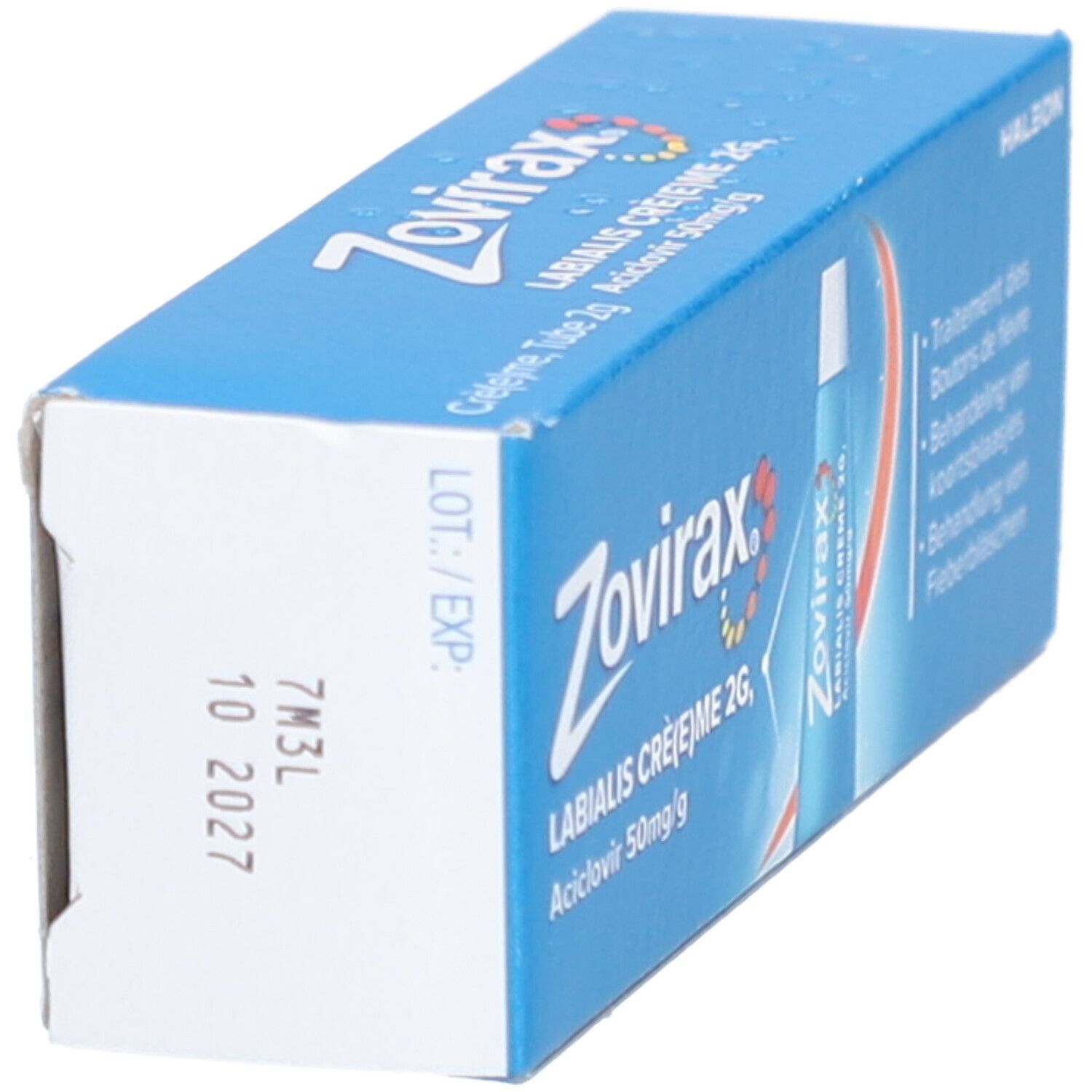 Blauwe doos, zijaanzicht. Tekst: Zovirax Labialis Crème 2g, Aciclovir 50mg/g. Afdruk: LOT/EXP.