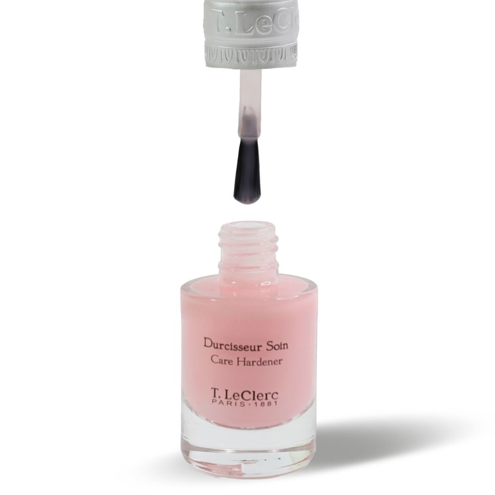 Durcisseur soin pour ongles. Flacon ouvert avec pinceau. Liquide rose. Bouchon argenté.