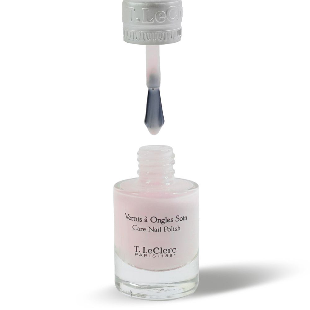 Flacon de vernis à ongles avec bouchon ouvert et pinceau. Vernis rose clair. Inscription : Vernis à Ongles Soin, T.LeClerc PARIS 1881.
