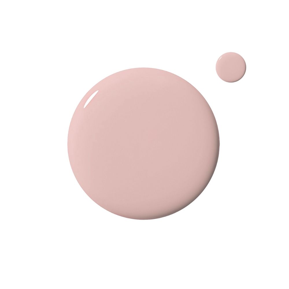 Vernis à ongles rose clair sur fond blanc. Une goutte et une tache.