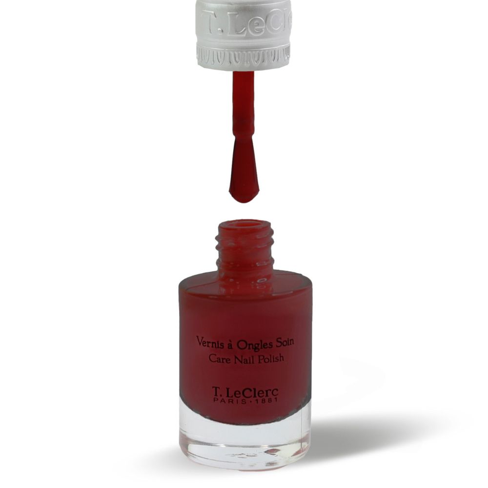 Flacon de vernis à ongles T.LeClerc. Bouchon ouvert, pinceau visible. Couleur rouge. Inscription: Vernis à Ongles Soin, Care Nail Polish.