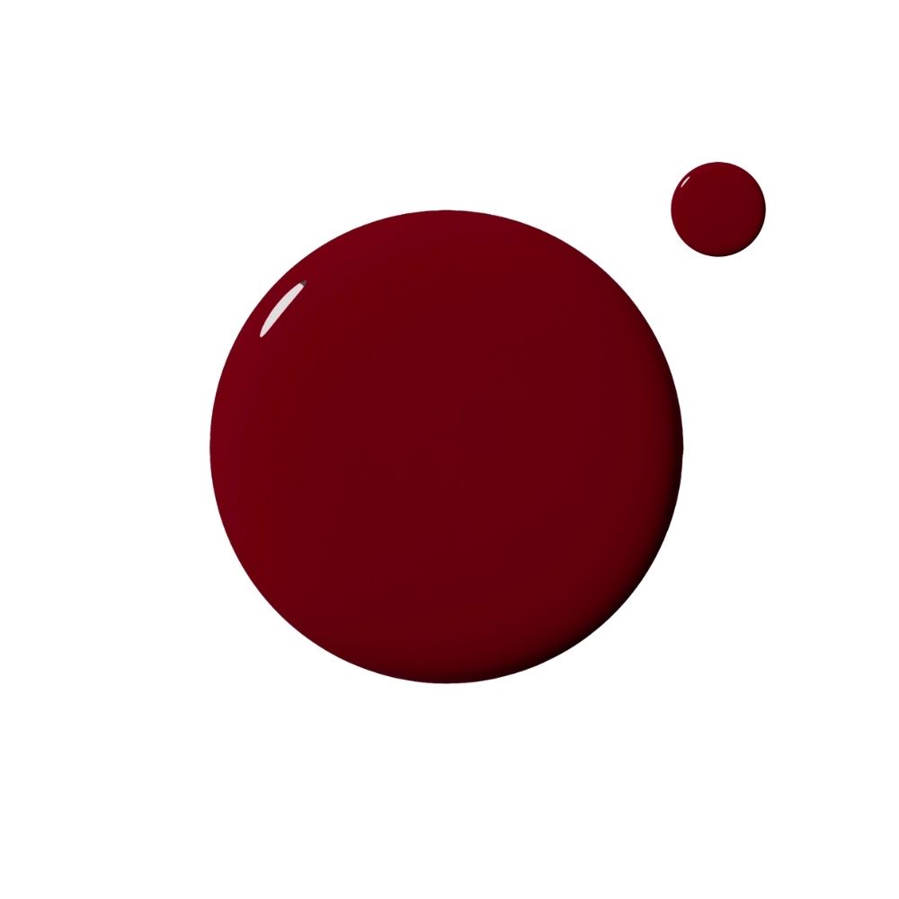 Vernis à ongles rouge sur fond blanc. Deux gouttes de couleur. Surface brillante.