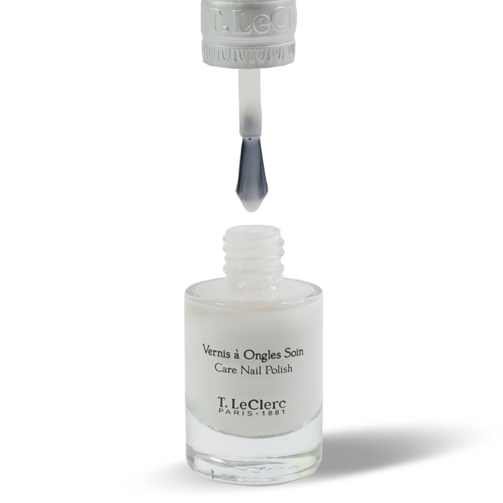 Nagellakfles, dop geopend, kwast zichtbaar. Opschrift: Vernis à Ongles Soin, Care Nail Polish, T.LeClerc PARIS 1881.