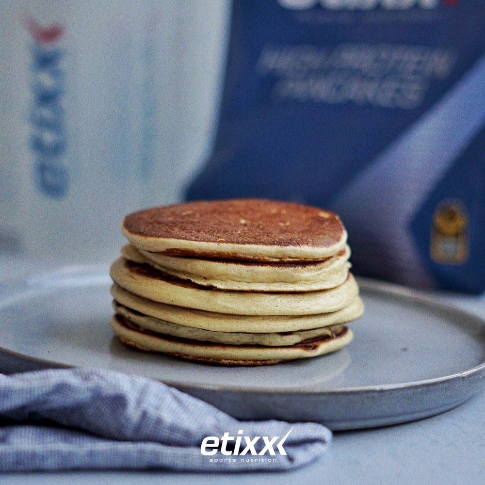 Etixx High Protein Pancakes. Blauwe verpakking. Bevat 700g, 10 porties. Met 'NEW' sticker.