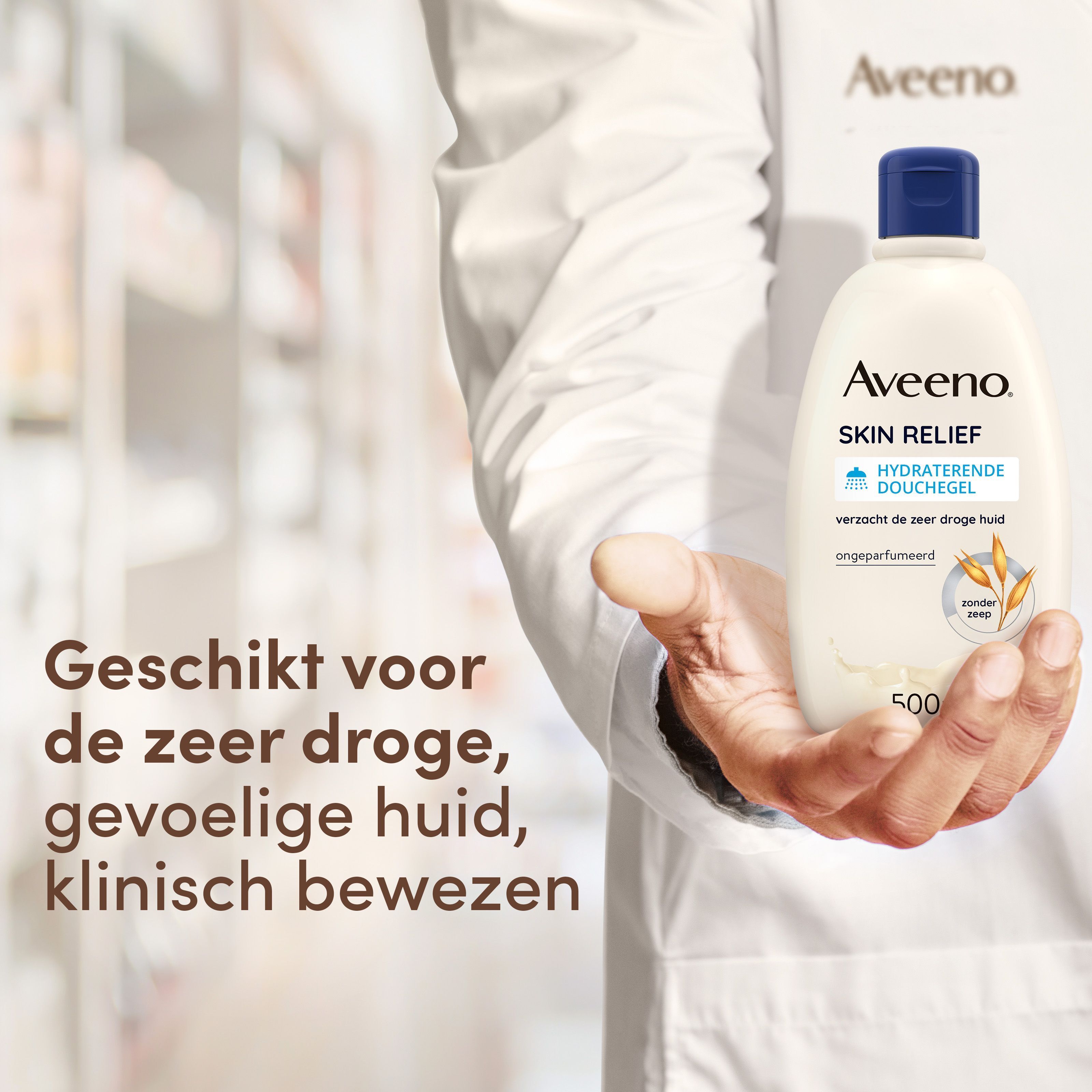 Persoon houdt Aveeno Skin Relief douchegel vast. Tekst: Geschikt voor de zeer droge, gevoelige huid.