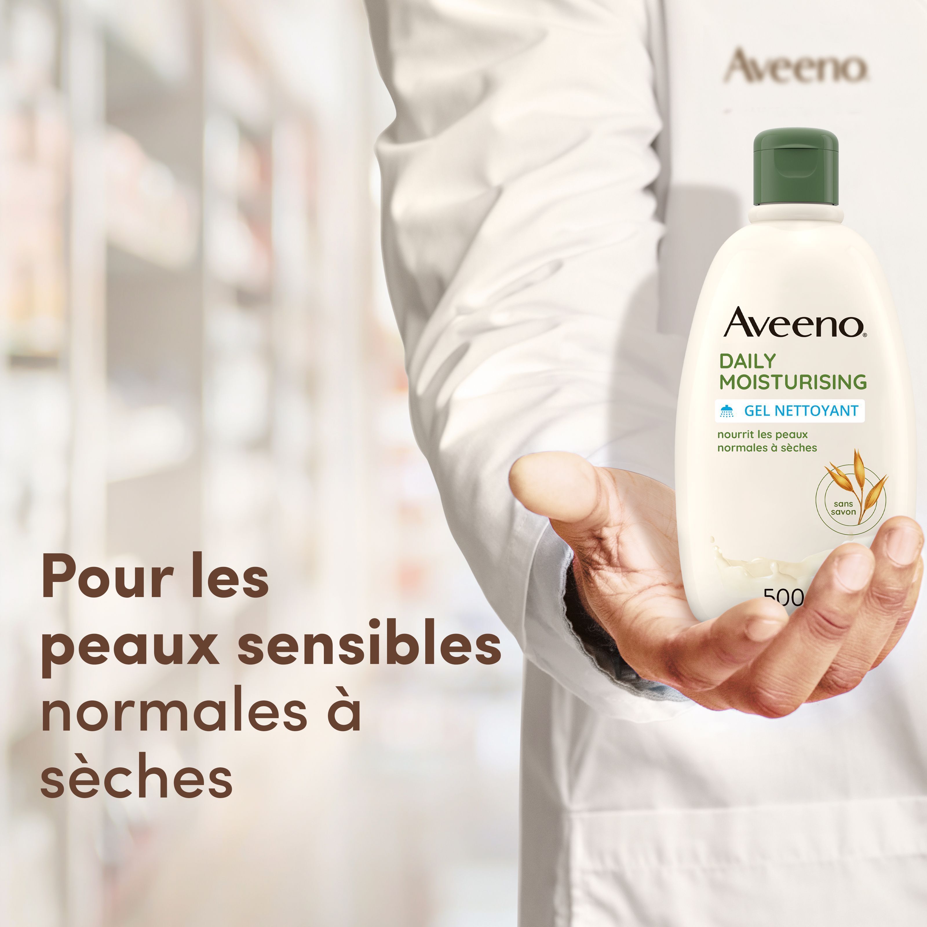 Médecin tenant Aveeno Daily Moisturising Gel Nettoyant. Texte: Pour les peaux sensibles normales à sèches.