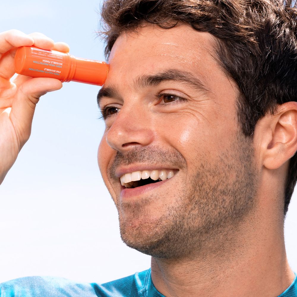 Homme appliquant SVR Easy Stick SPF50+ sur le front.