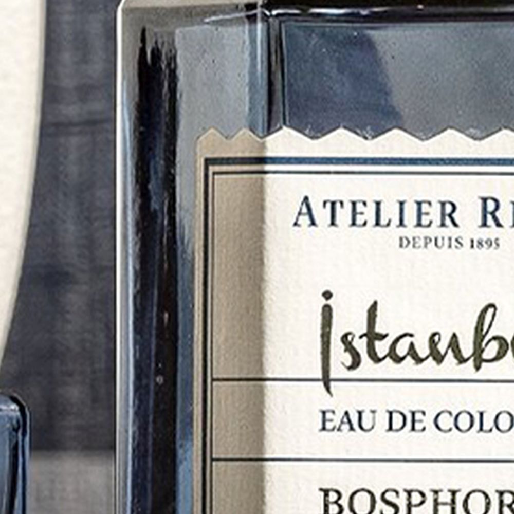 Gros plan sur l'étiquette de la bouteille. Atelier Rebul, Istanbul Eau de Cologne, Bosphorus.