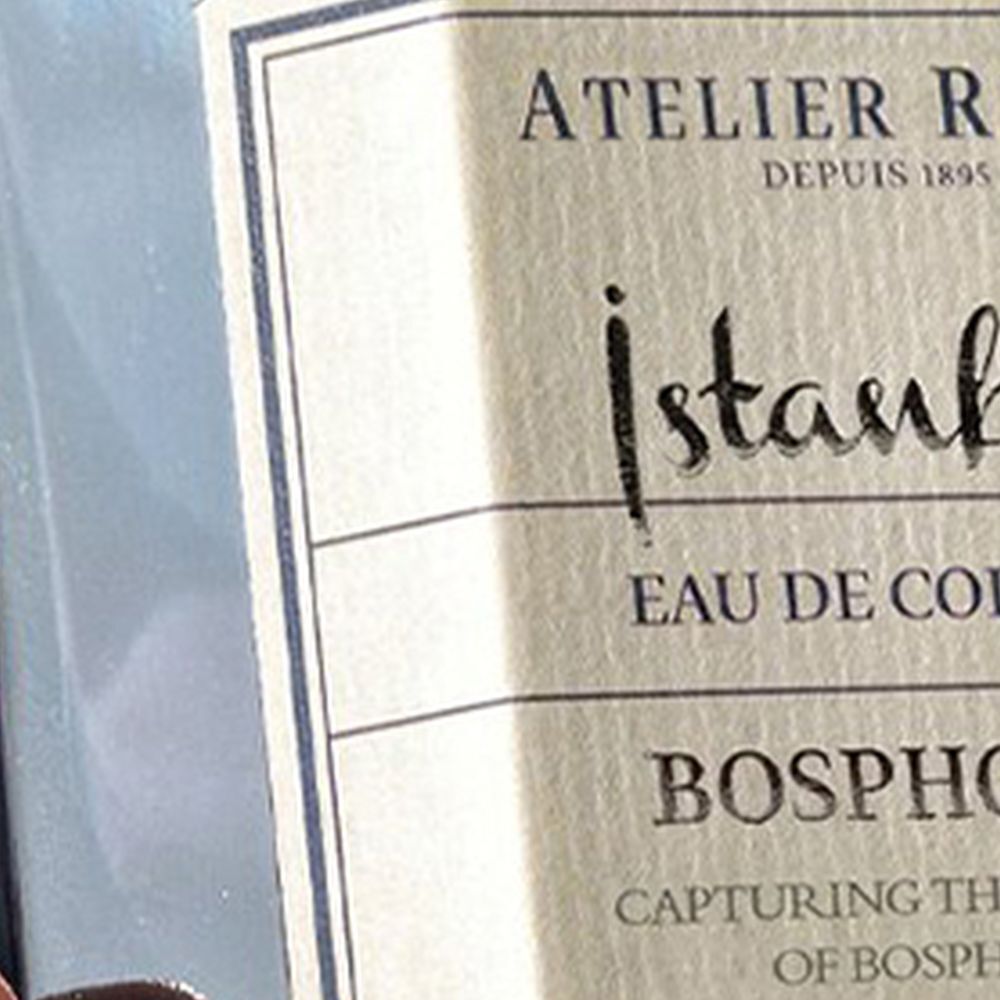Gros plan sur l'étiquette de la bouteille. Atelier Rebul, Istanbul Eau de Cologne, Bosphorus.