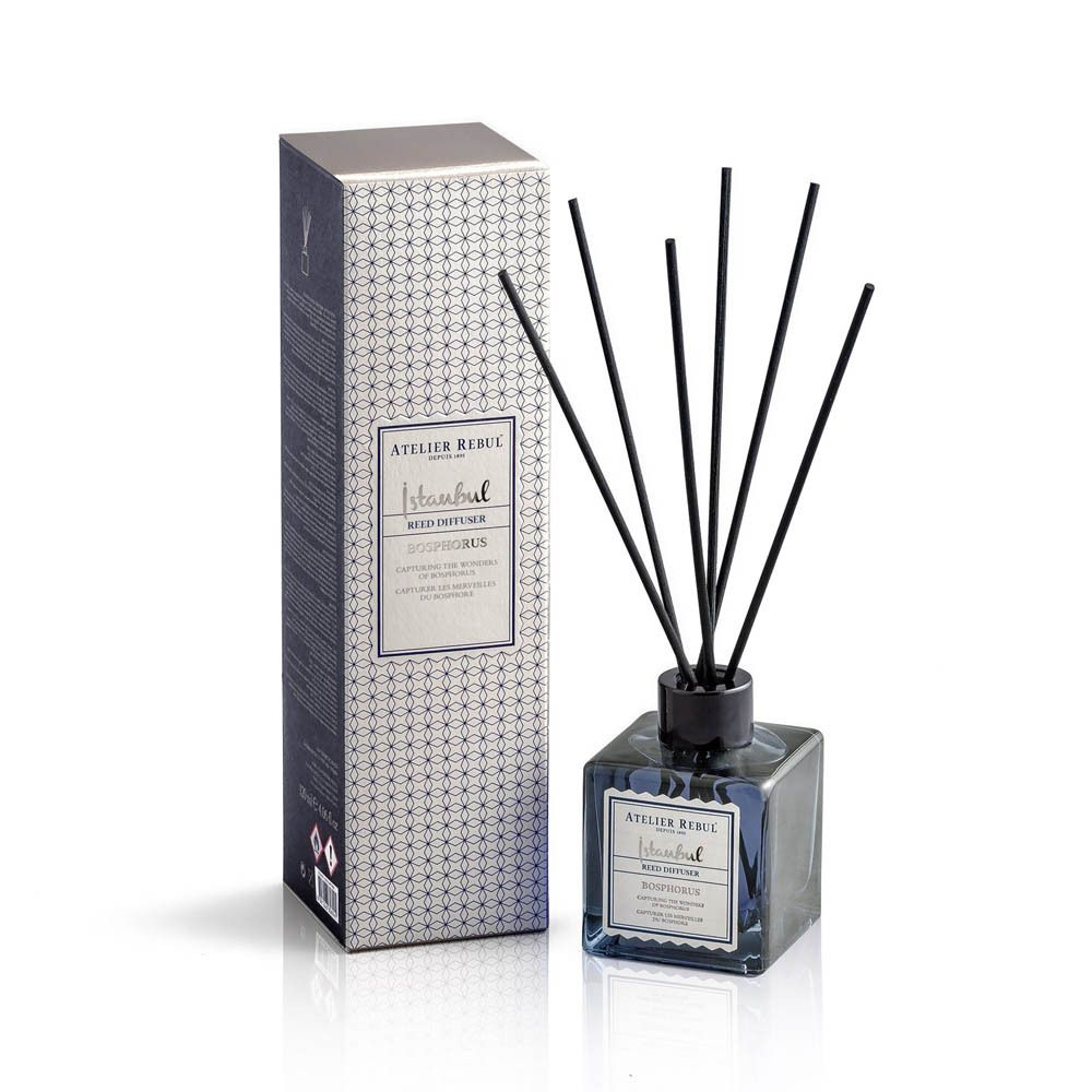 Productverpakking en fles met zwarte stokjes. Opschrift: Atelier Rebul Istanbul Reed Diffuser Bosphorus.