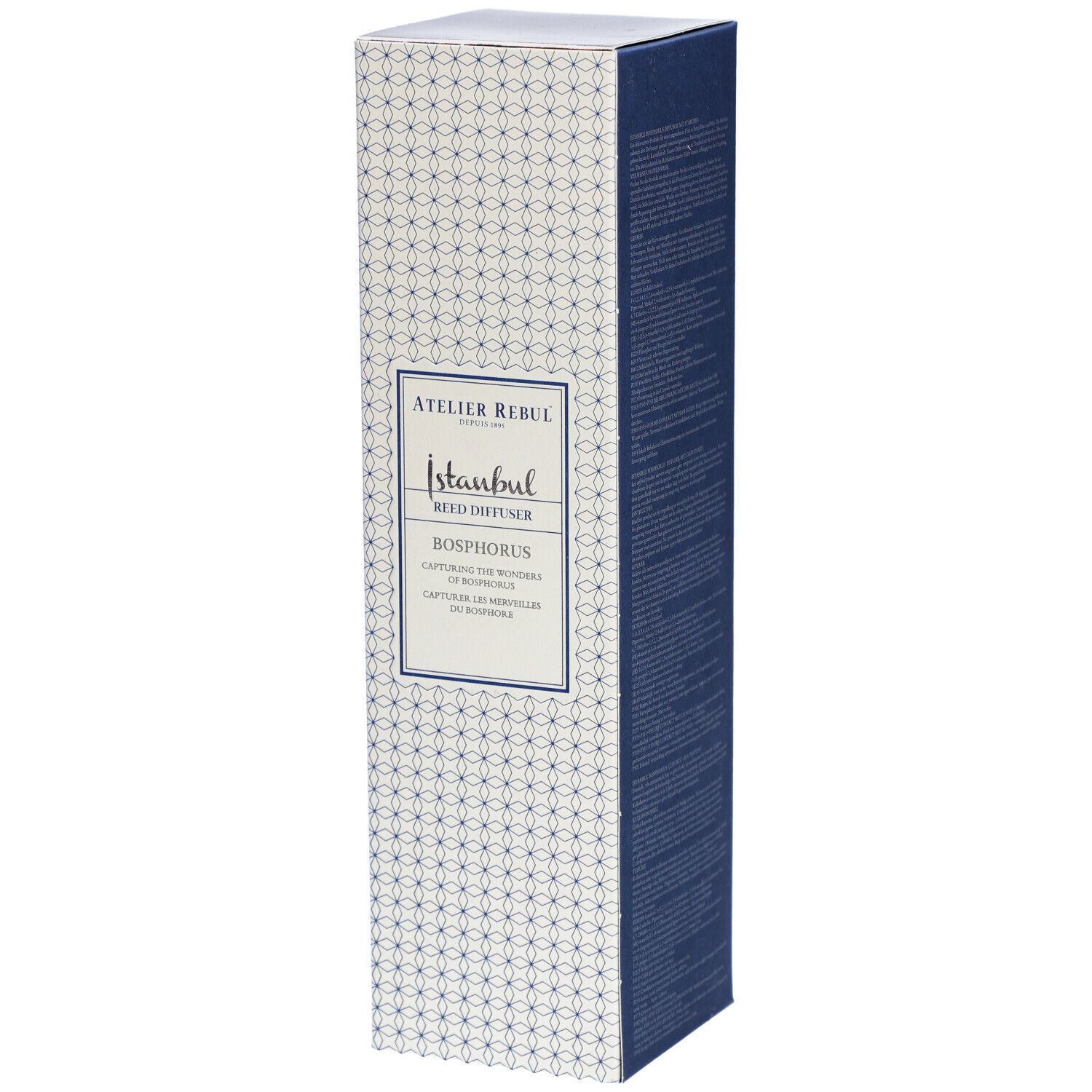 Hoge, rechthoekige doos. Opschrift: Atelier Rebul Istanbul Reed Diffuser Bosphorus. Wit patroon op lichtgrijze achtergrond.