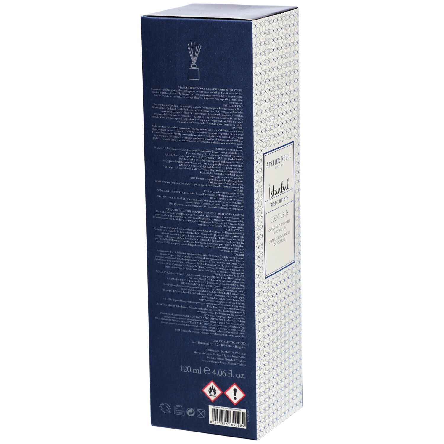 Hoge, rechthoekige doos. Opschrift: Atelier Rebul Istanbul Reed Diffuser Bosphorus. Tekst op donkerblauwe achtergrond.