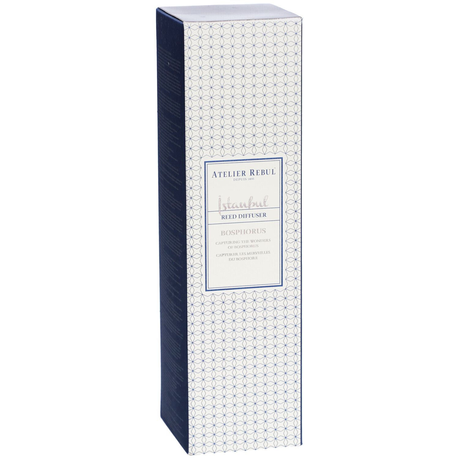 Hoge, rechthoekige doos. Opschrift: Atelier Rebul Istanbul Reed Diffuser Bosphorus. Wit patroon op lichtgrijze achtergrond.