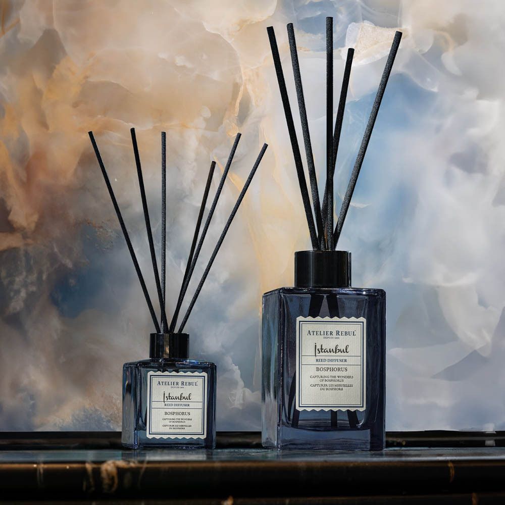 Twee diffusers. Opschrift: Atelier Rebul Istanbul Bosphorus. Zwarte stokjes in beide flacons.
