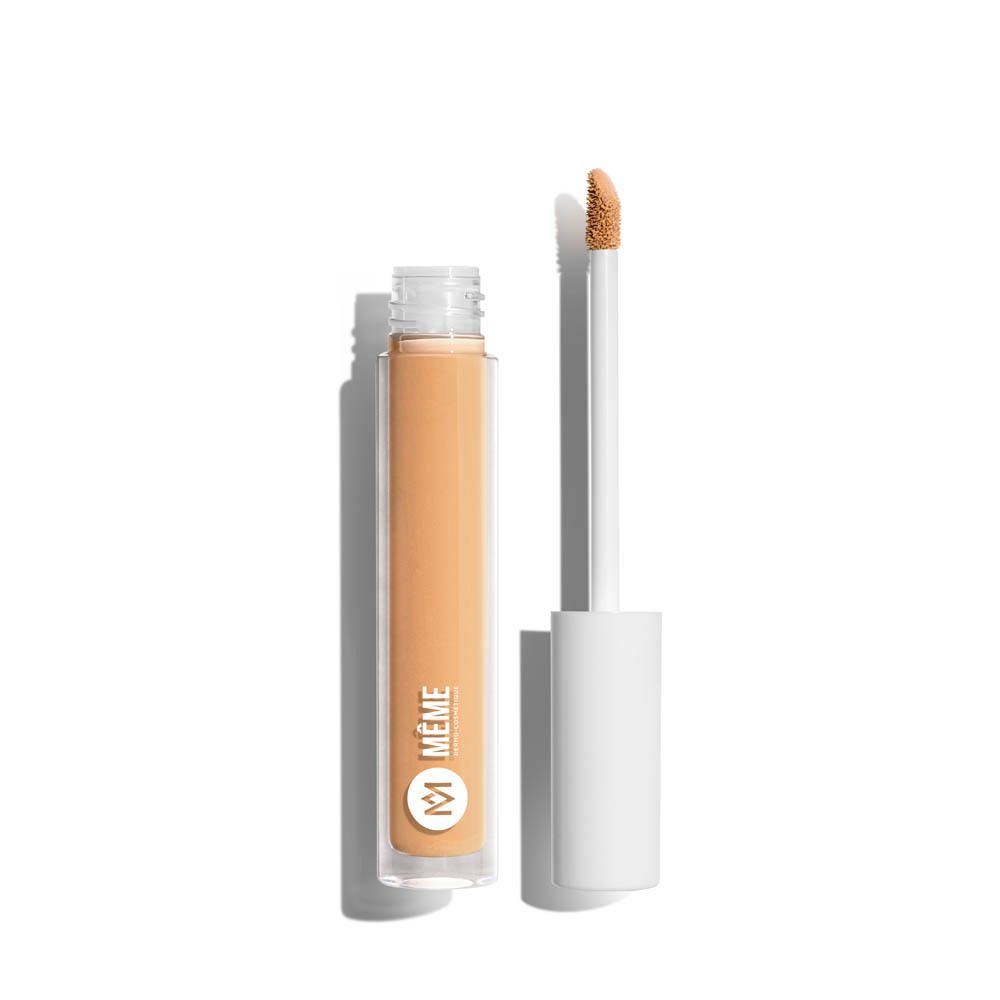 Tube de correcteur avec applicateur. Marque Meme. Ouvert, applicateur visible.