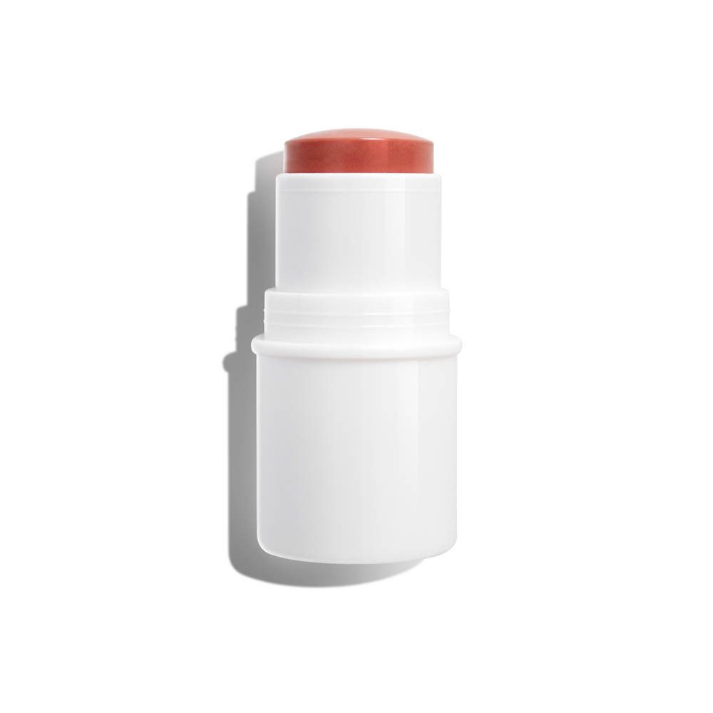 Stick de blush, récipient blanc avec produit rouge. Produit partiellement visible.