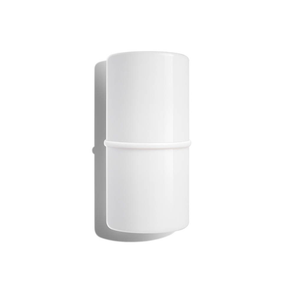 Stick de blush, récipient blanc. Produit partiellement visible.