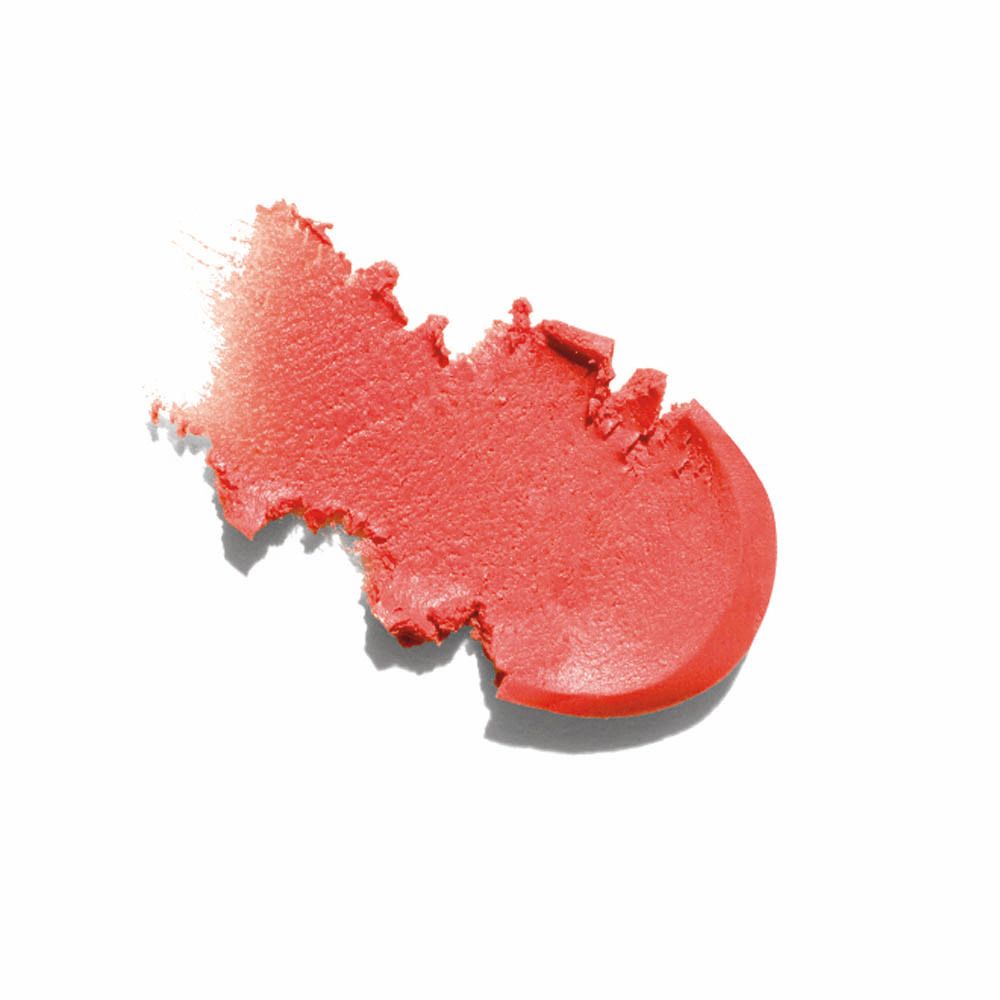 Échantillon de blush, couleur rose. Sur fond blanc.