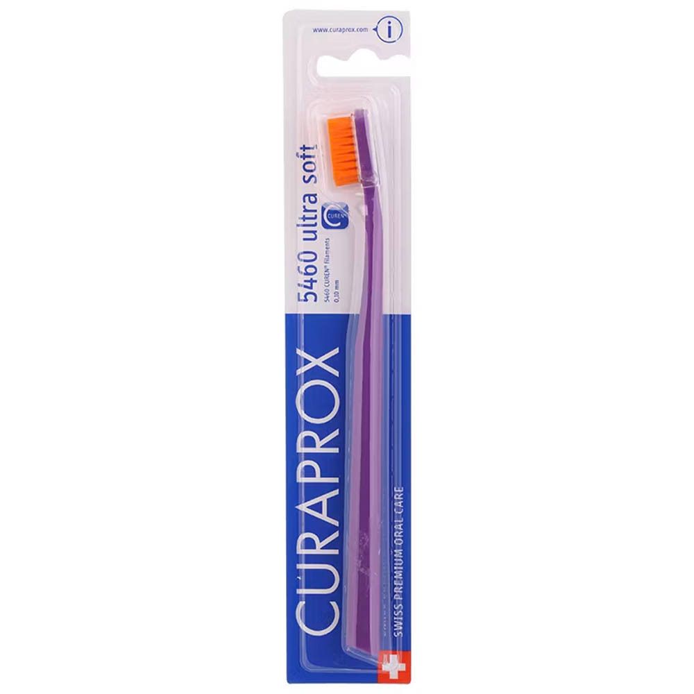 Tandenborstel met paarse handgreep en oranje borstelharen in blisterverpakking. Merk: CURAPROX, model: 5460 ultra soft.