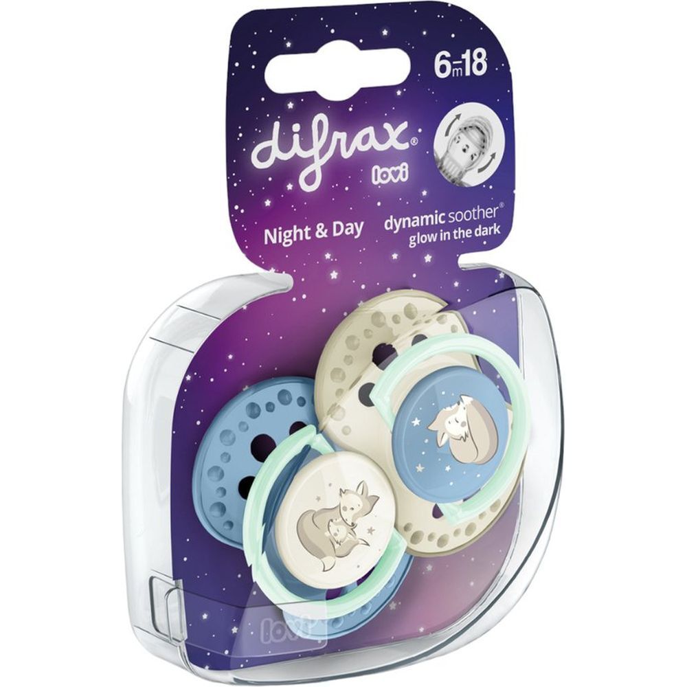 Verpackung mit zwei Schnullern. Marke Difrax, Modell Nacht&Tag. Klare Verpackung mit Produktinformationen und Altersempfehlung 6-18 Monate.