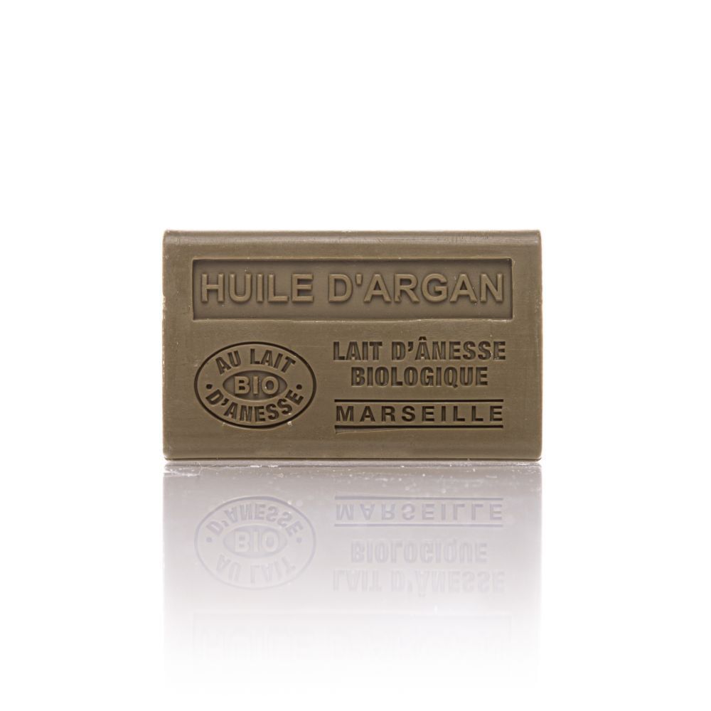 Rechteckige Seife mit Schriftzug 'Huile d'Argan', 'Au Lait d'Anesse Bio'.