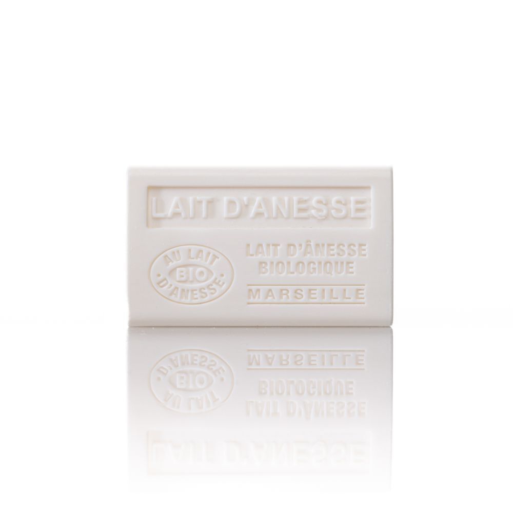 Rechteckige Seife mit eingeprägtem Text: Lait d'Anesse, Bio-Logo und Marseille. Weiße Farbe, glatte Oberfläche.