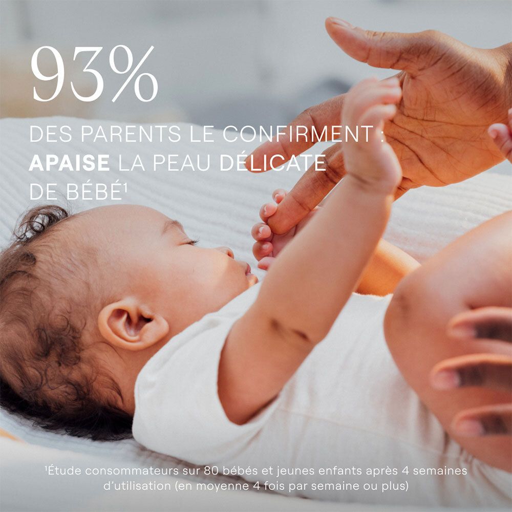 Bébé en couche, texte: 93% des parents confirment: Apaise la peau délicate de bébé.
