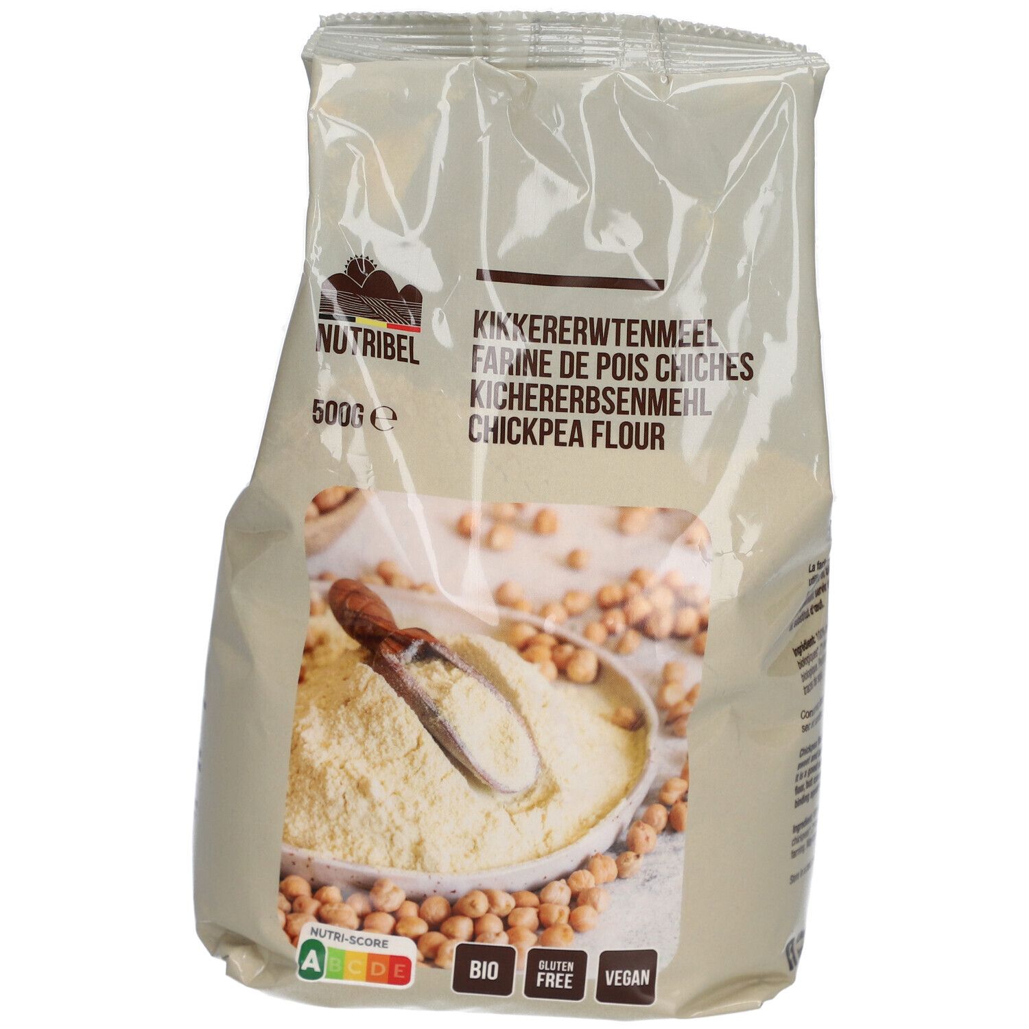 Zak met kikkererwtenmeel. Opschrift: Nutribel, Kikererwtenmeel, Farine de pois chiches, Kichererbsenmehl, Chickpea Flour. 500g. Bio, glutenvrij, vegan.